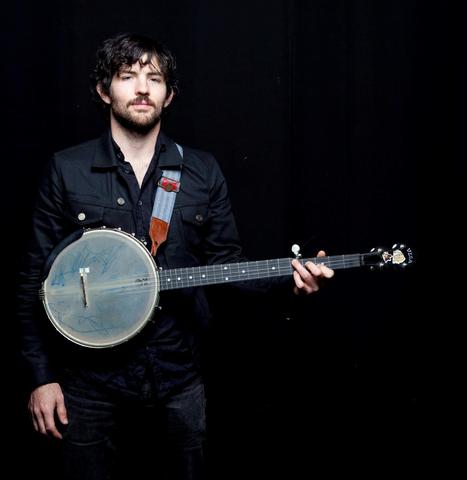 the avett brothers的主唱scott avett是班卓琴手,也是班卓琴品牌