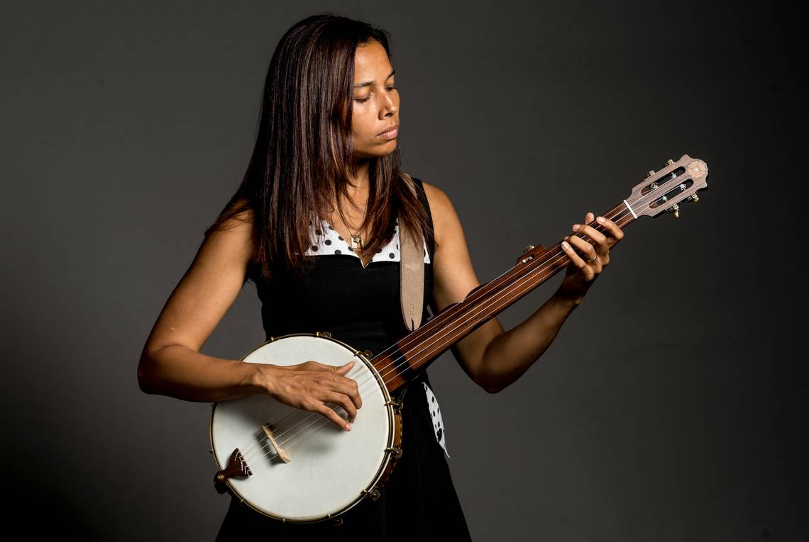 位女班卓琴手联合演绎,她们是rhiannon giddens,amythyst kiah,leyla