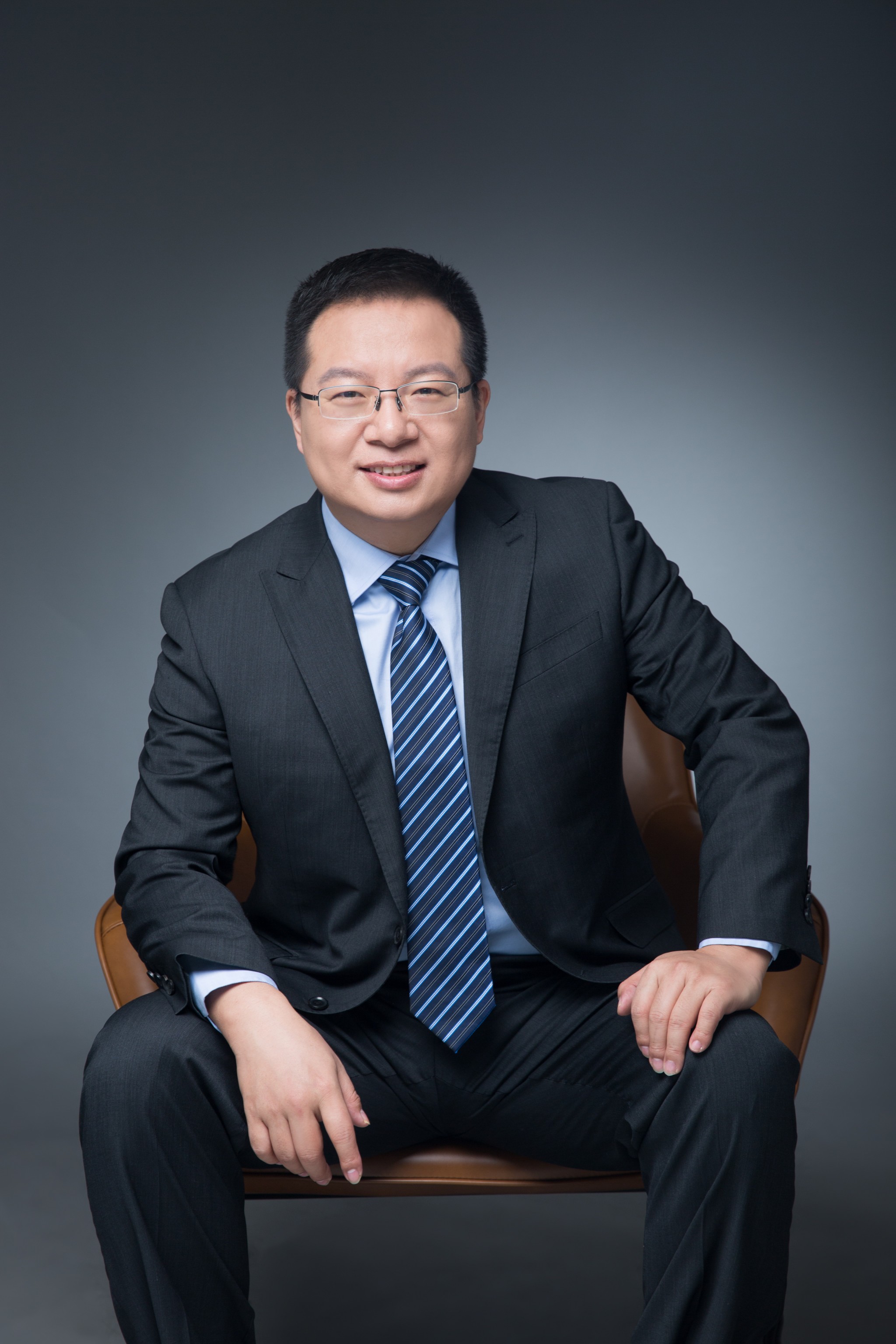 黄东  联美集团资本运营中心总裁曾任大型券商投行部