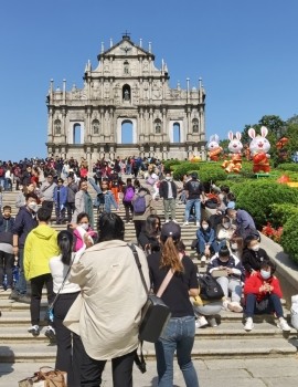 大三巴觀景人流如織，連續兩日啟用人潮管制