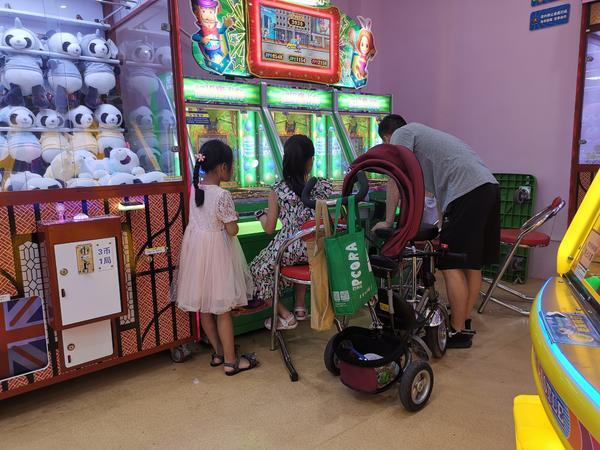 兒童遊樂場內惊現推幣機家長:這是在變相教孩子賭博