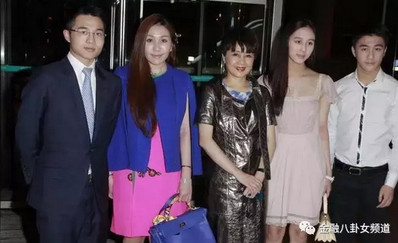從舞女到身家200多億,養出學霸兒子、馴服毒癮女兒,做賭王四姨太,靠的不止是臉和運氣