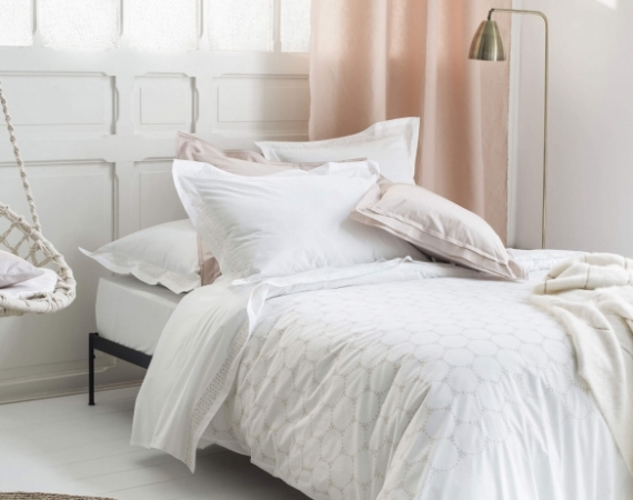 nina-ricci-parure-de-lit-de-luxe-brode-ronde-nocturne-soie-percale-de-coton-ambiance_9 (1)