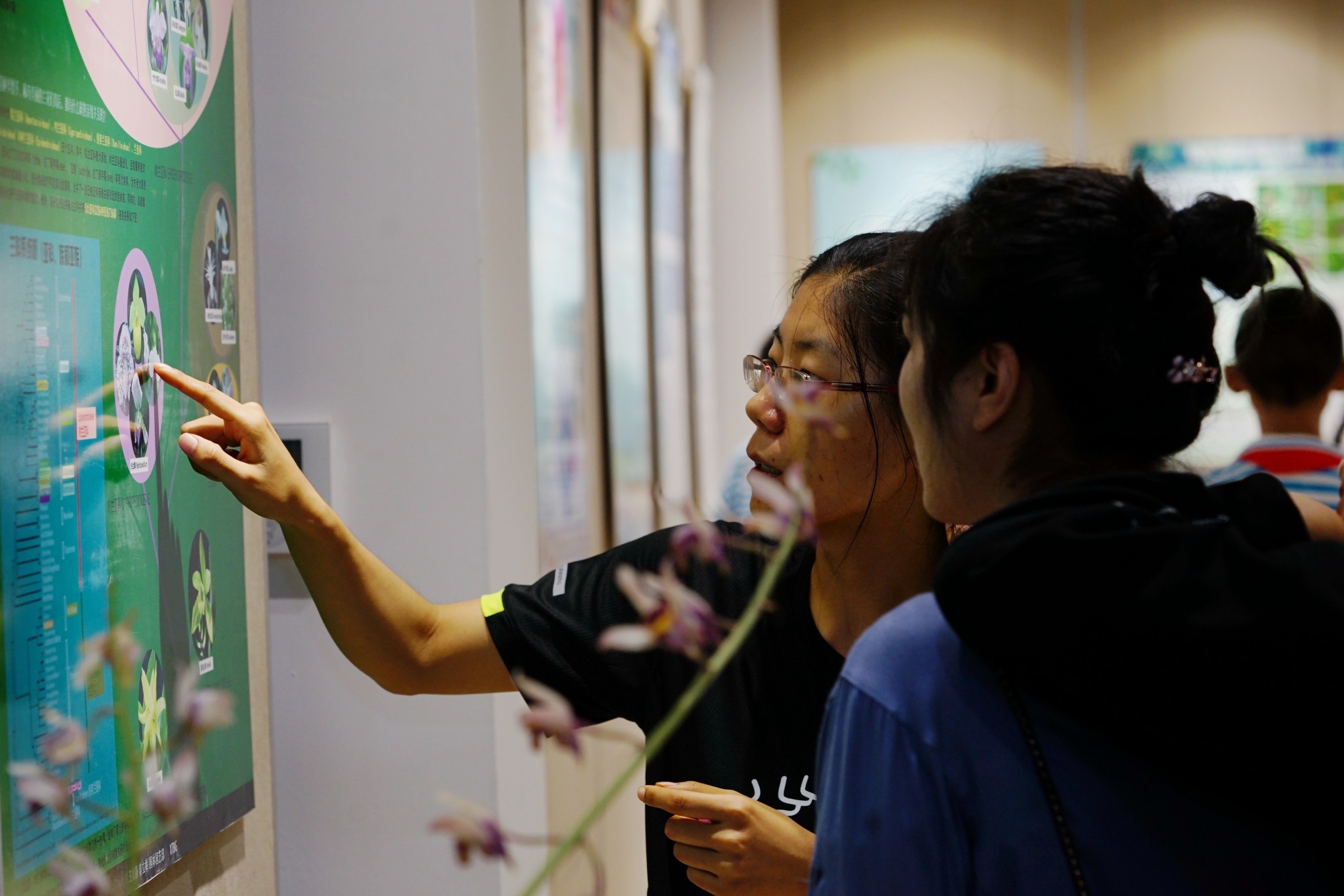 22日的科学节现场，科研人员为参观人员解说（玉最东 摄）