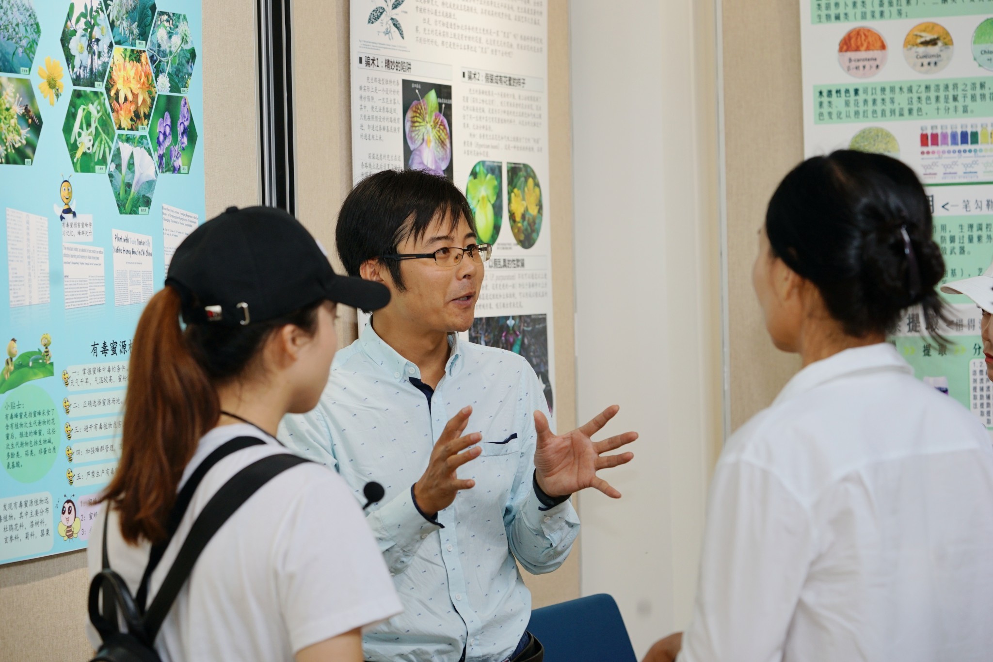 22日的科学节现场，科研人员为参观人员解说（玉最东 摄）