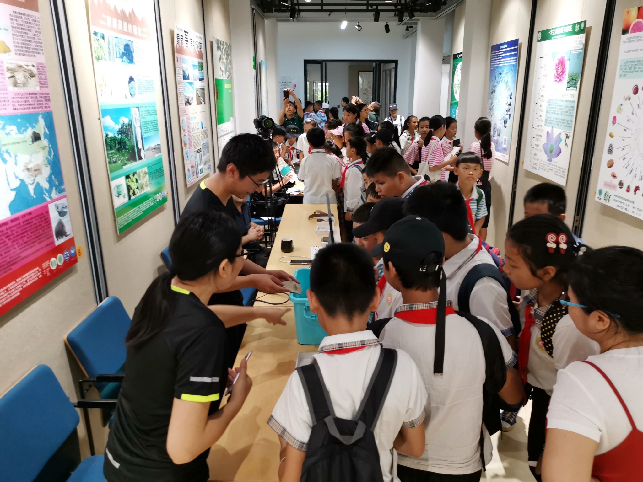 22日的科学节现场，科研人员为参观人员解说（段其武 摄）