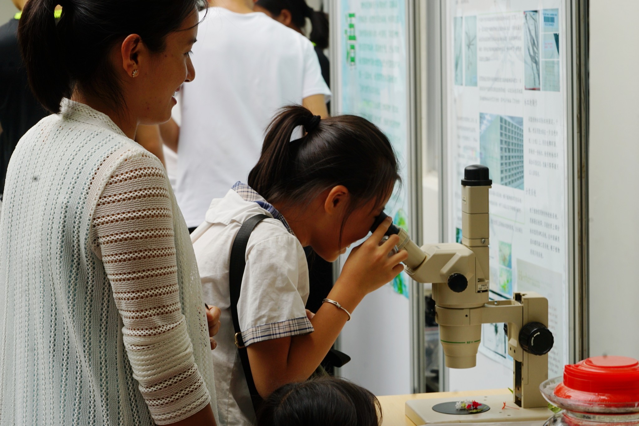 参观人员体验植物微观之美（玉最东 摄）