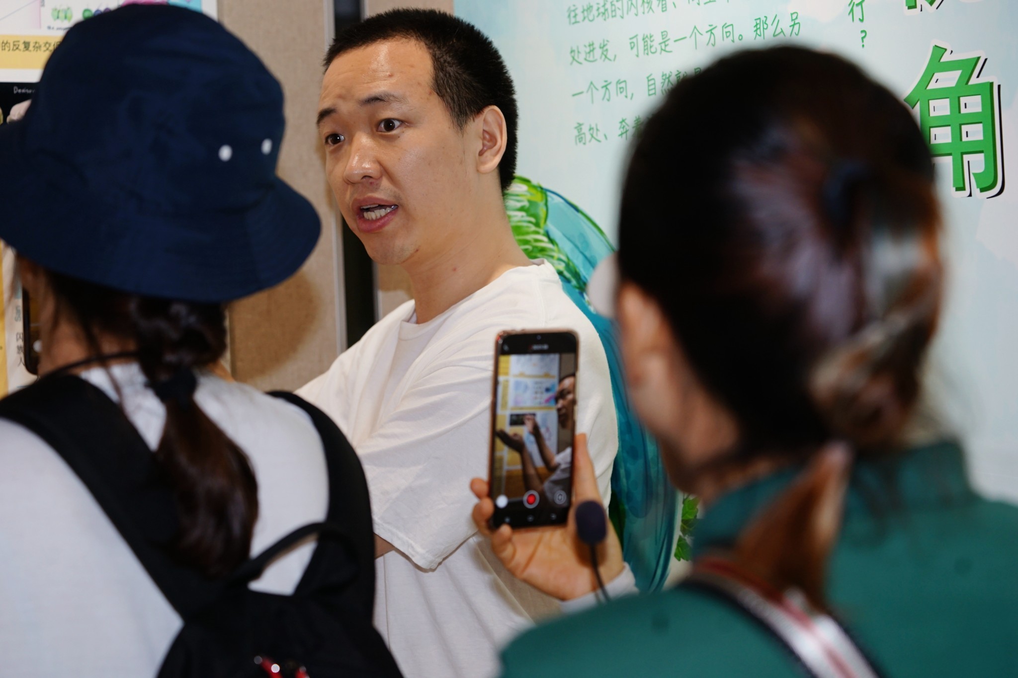 23日的科学节现场，科研人员为参观人员解说（玉最东 摄）