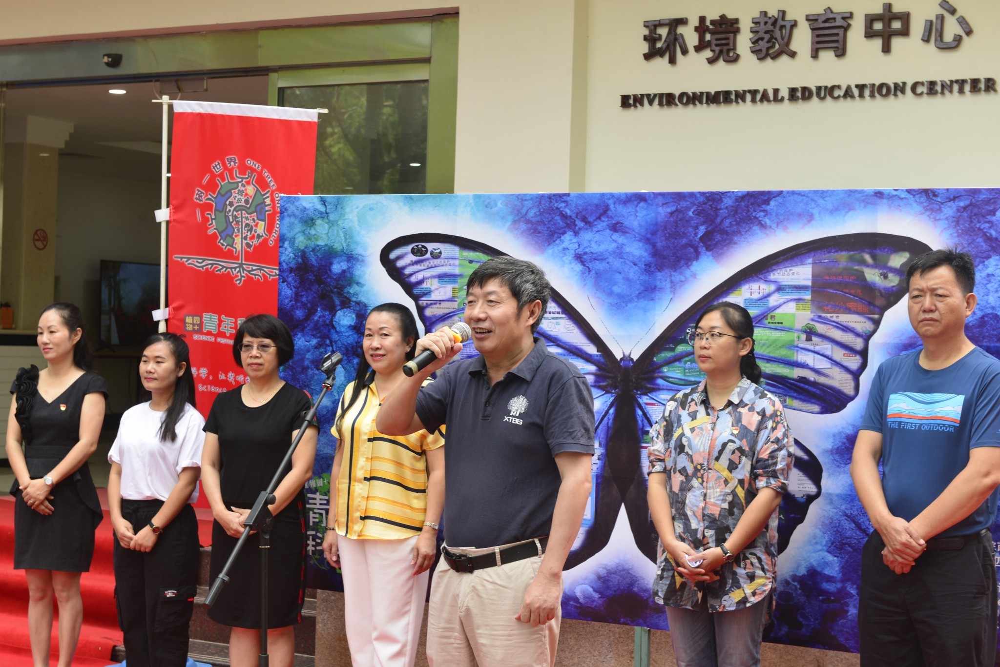 开幕式上，版纳植物园主任陈进致辞（段其武 摄）